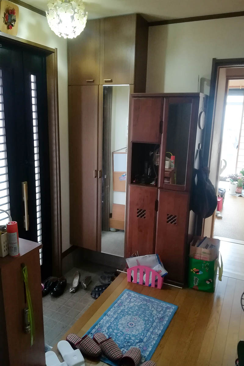 玄関before：土間スペースが約1畳分しかなく、狭いく暗い印象の玄関でした。玄関収納もあり、さらに圧迫感が。