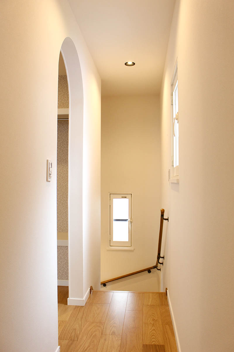 2階廊下after：照明は階段にダウンライト2か所、廊下にも人感センサーのダウンライトを設けて夜の移動も安心。