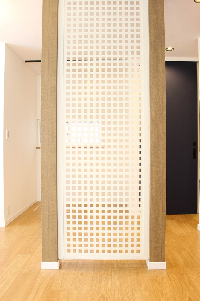 間取りを大幅に変更したLDKに光と風を通す耐力壁を設けて、耐震補強をしても開放的な空間になりました。