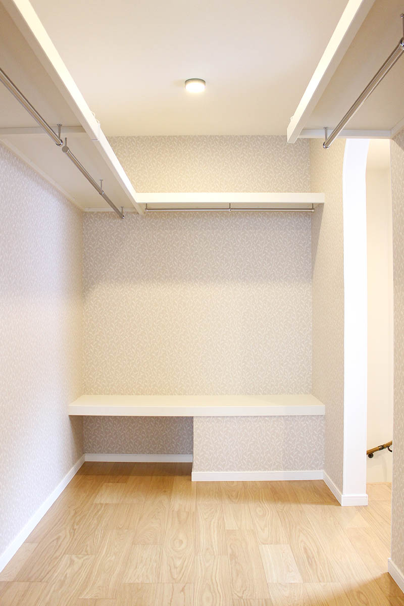 4畳の広々ファミリークローゼットは、アーチ開口の出入り口とアクセントクロスがおしゃれ。