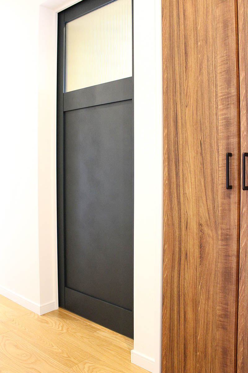 2階トイレの扉は、ヴィンテージ風のグリーンの扉にストライプのモールガラス。個性的でレトロな印象に。