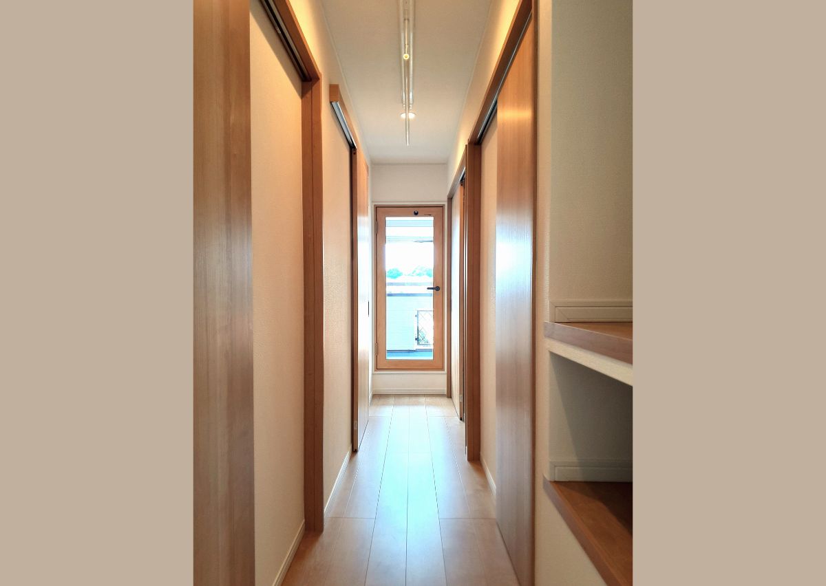 間仕切りの工夫で子供部屋と夫婦の書斎、計４つの快適な個室を実現。奥のドアからベランダへ出られます。