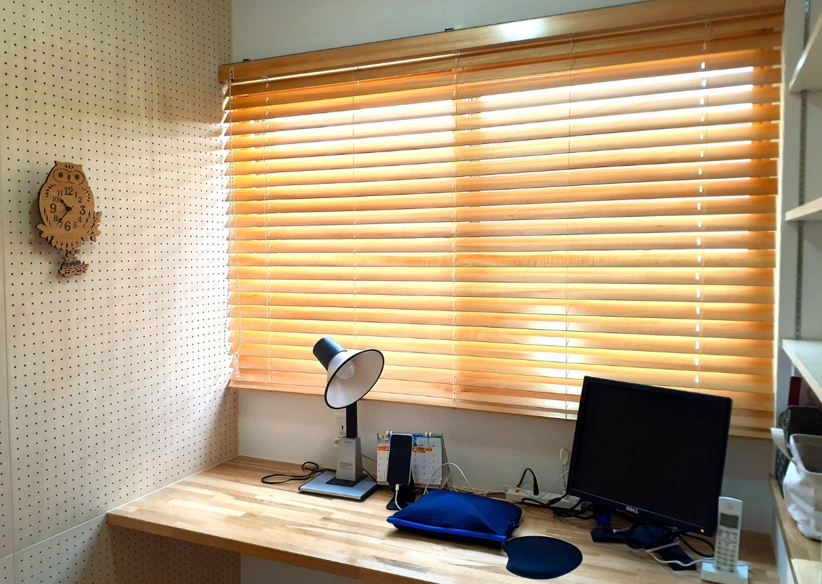 洋室 AFTER｜有孔ボードで防音と収納を両立。階段上スペースを本棚にし、2畳でも快適なデスクワーク空間に。