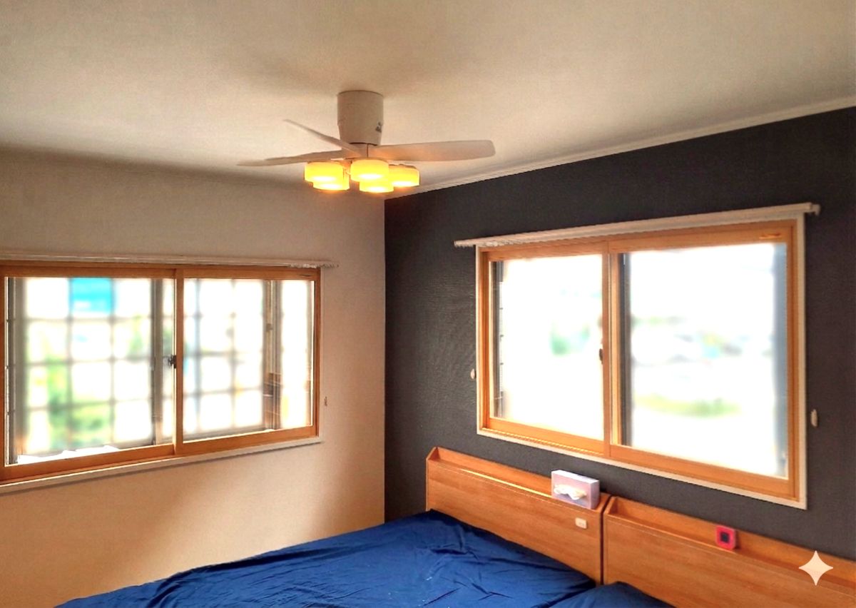 寝室 AFTER｜黒いクロスで落ち着く寝室に。内窓の設置で断熱性と防音性が向上し、静かで快適です。