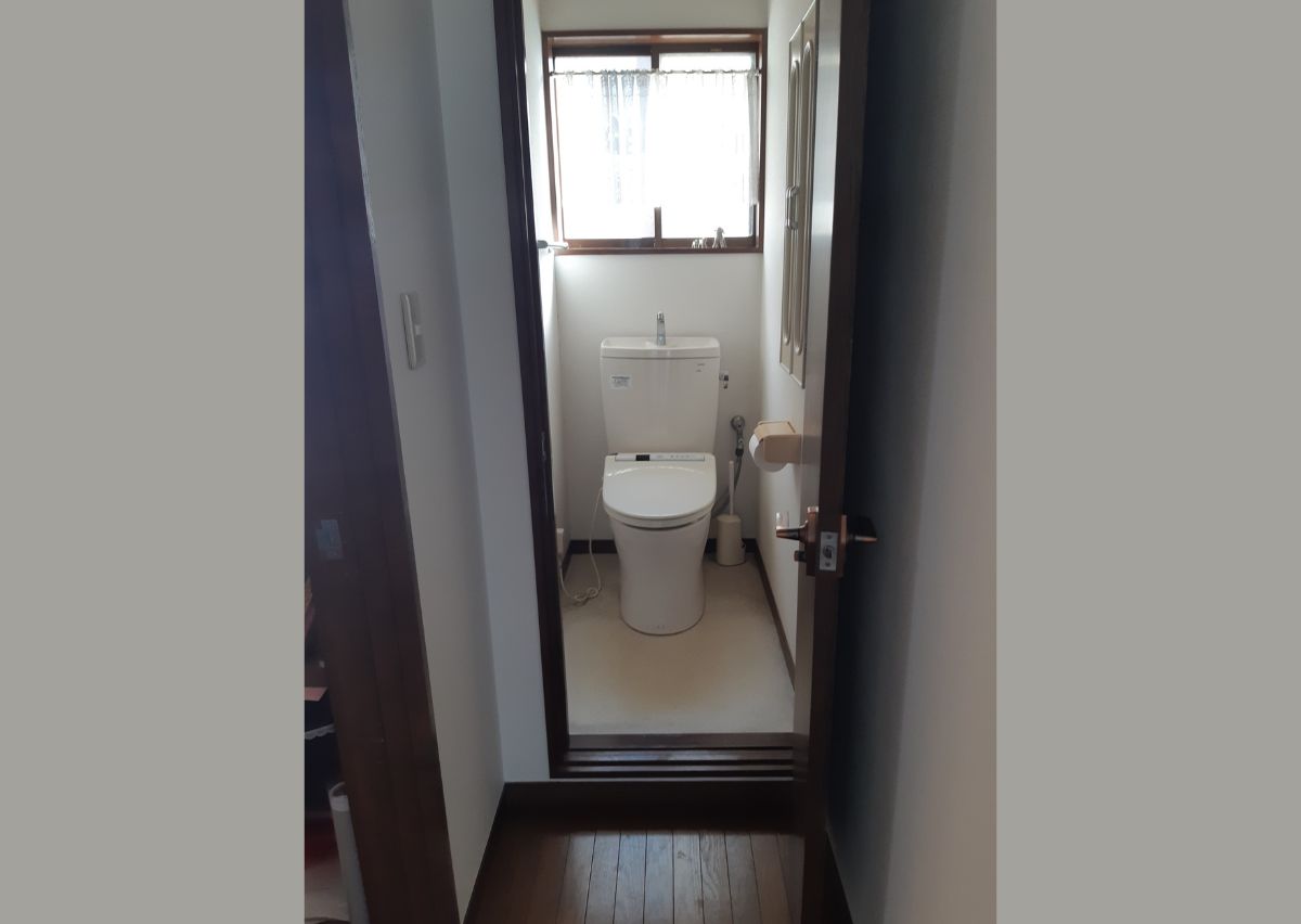 トイレ BEFORE｜長く使っていたトイレもこの機会にリフォーム。入口には段差がありました。