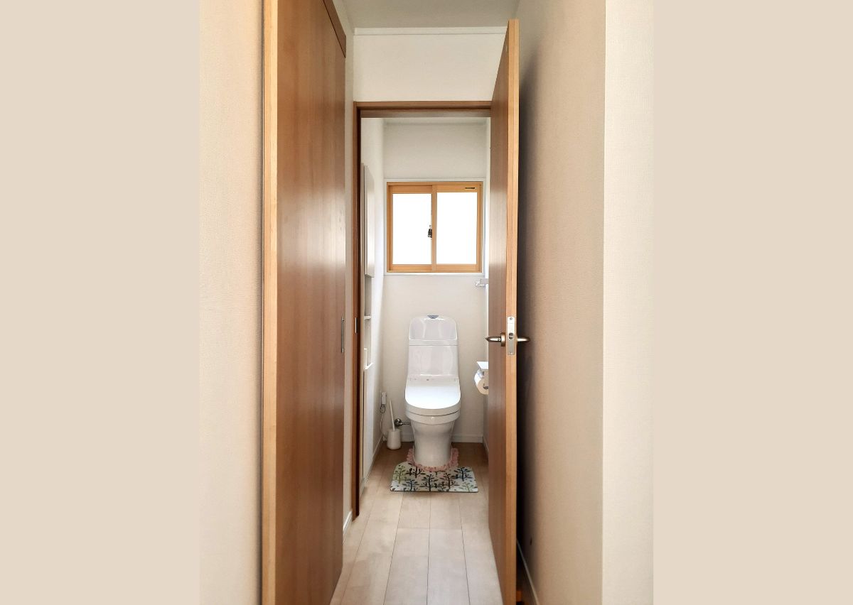 トイレ AFTER｜段差をなくして廊下のフローリングがそのまま続く、つまずきを防ぎ、お子様からご高齢の方まで家族全員が安心して使える、バリアフリーに。