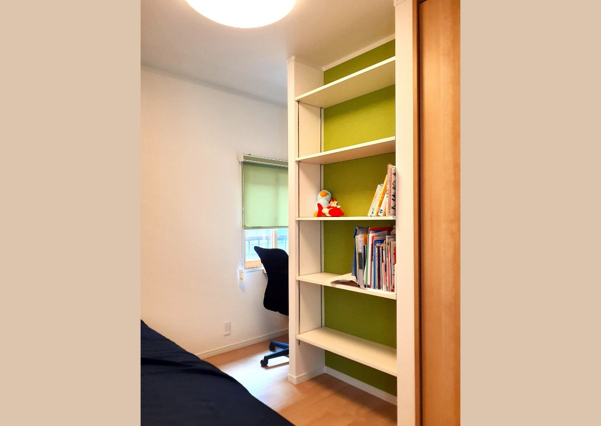 腰窓の中心から間仕切った子供部屋。造作カウンターや本棚、収納があり、ベッドを置いてもすっきり。