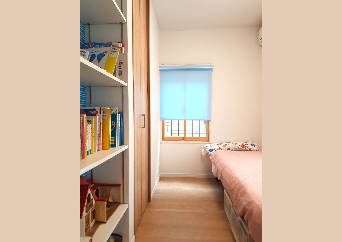 水色のクロスやカーテンでまとめた子供部屋。内窓を設置し、断熱性も防音性も抜群です。