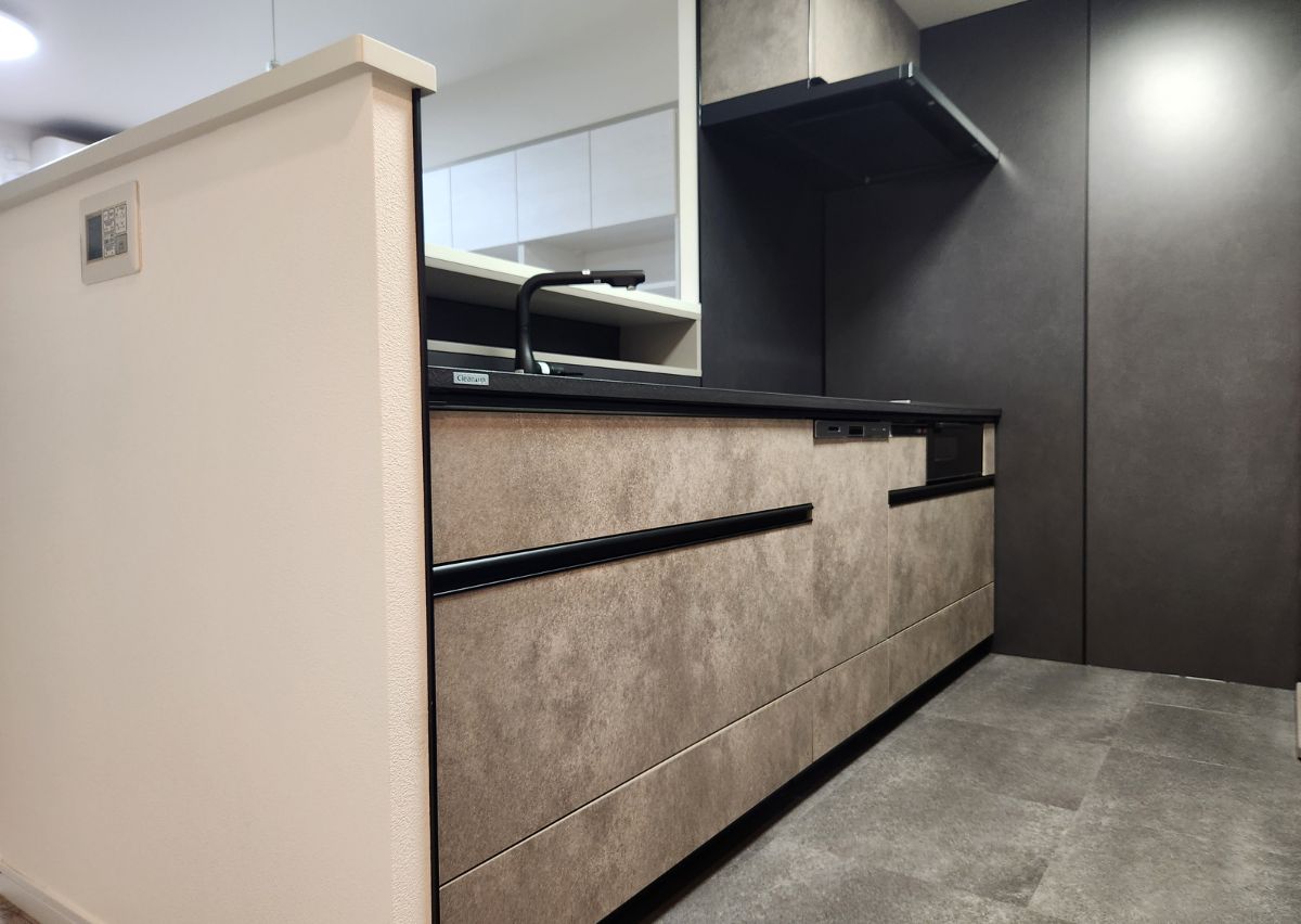 キッチンはクリナップのCENTRO。シンクや壁を黒で統一し、シックで落ち着いた空間に。