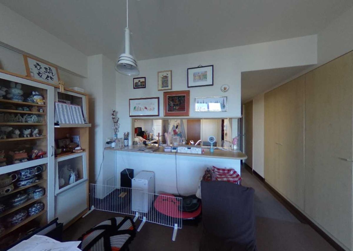 LD BEFORE｜下がり壁で孤立したL型のキッチン。収納が少なく、物があふれていました。