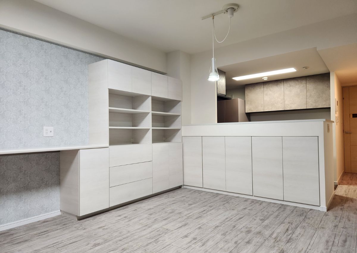 LD AFTER｜収納豊富なLDKへ一新。リビングには愛犬が滑らず、掃除も楽な床材を施工。