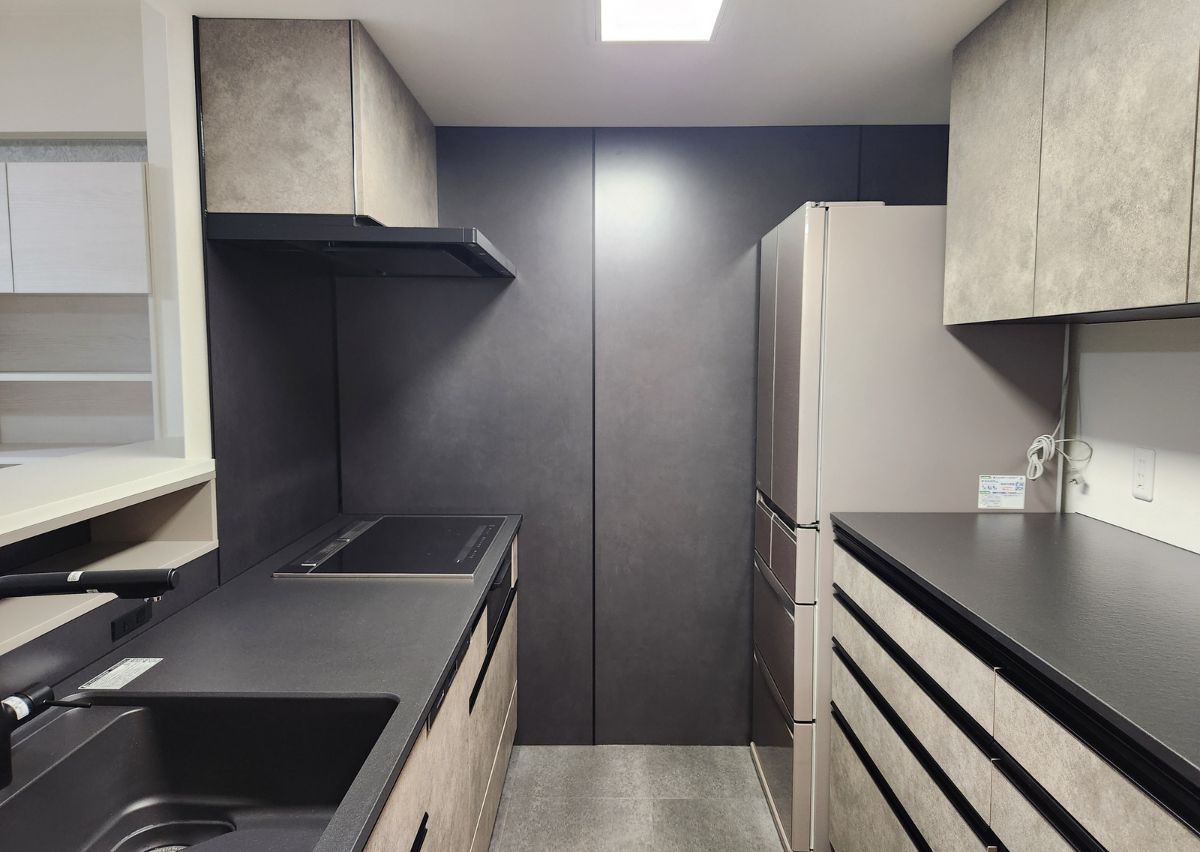 マグネットパネルは山崎実業の雑貨と相性抜群。シンク前のニッチ収納と合わせて手元をすっきり。