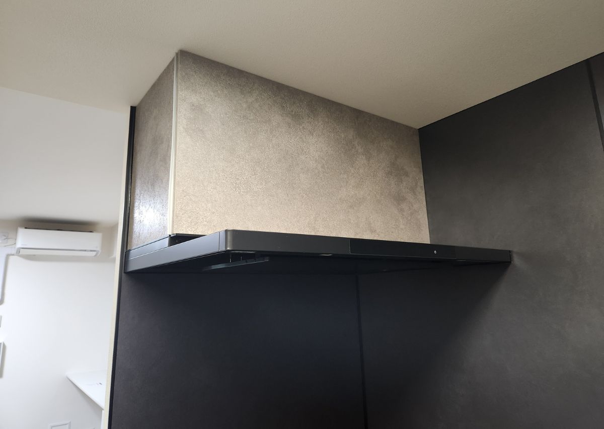 お湯を入れボタン1つで自動洗浄する「洗エールレンジフード」。お手入れ時期も知らせてくれて大掃除らくらく。