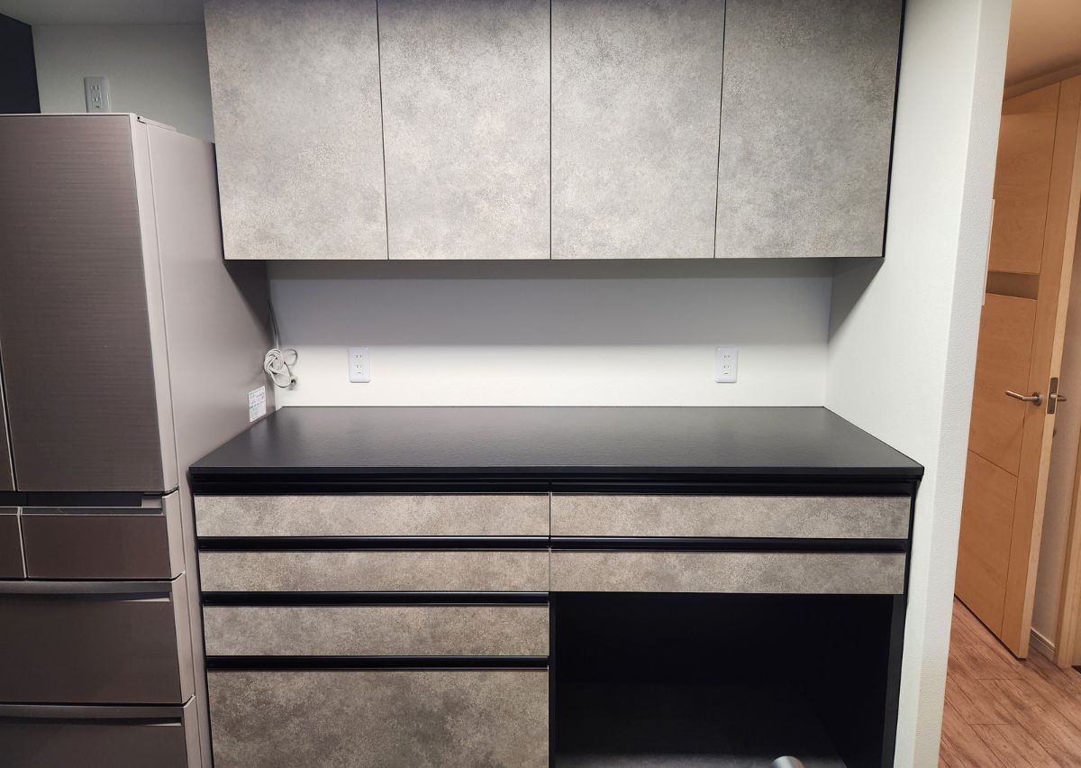クリナップで統一した食器棚。家電やゴミ箱も収納できるので、吊り戸棚がなくても家事がスムーズに。