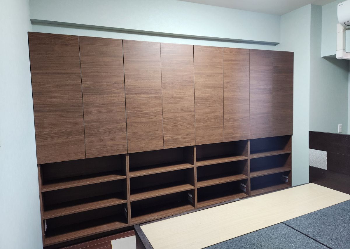 お部屋に合わせLIXILヴィータスを造作。本や書類がすっきり収まり、お部屋に統一感が生まれます。