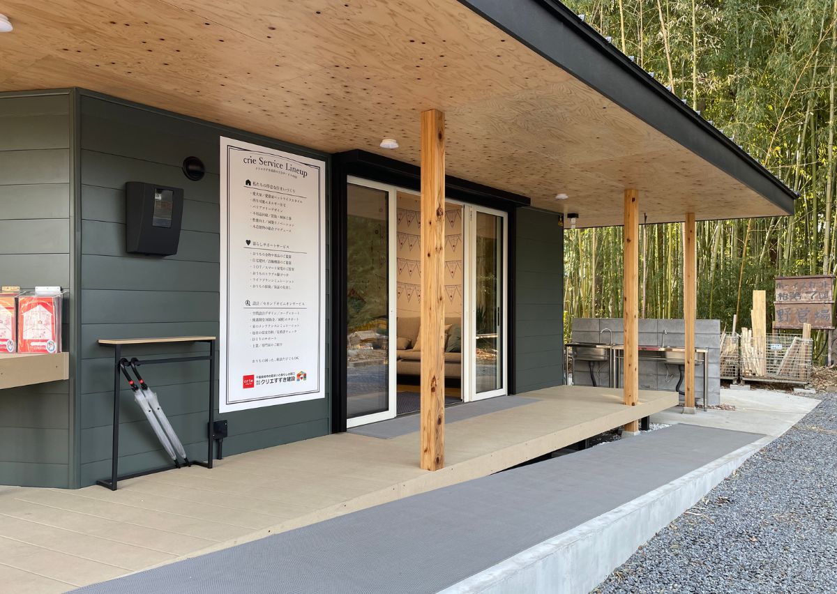大きな庇の「クリエのえんがわ」。新たにスロープも設け、車いすの方でも安心なバリアフリーに。