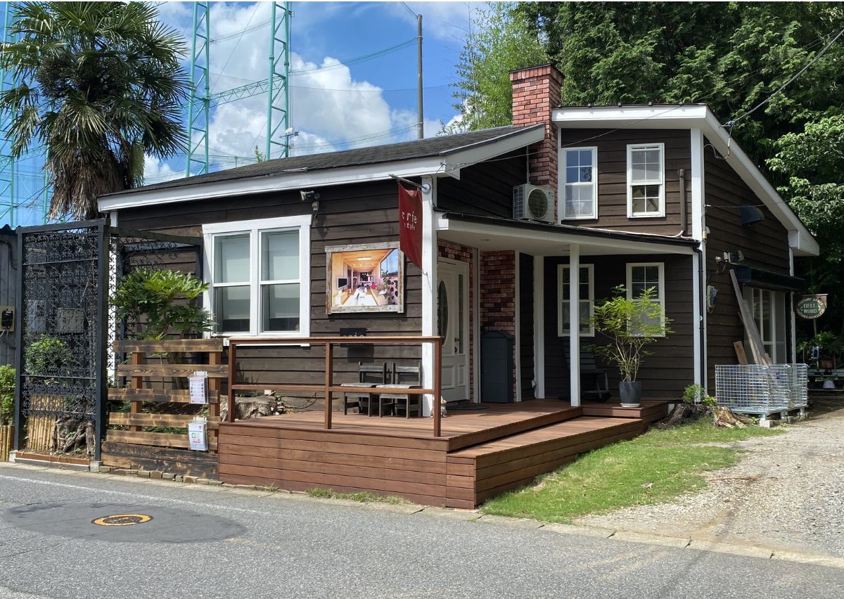 外観 BEFORE｜築30年、喫茶店のようなレトロな会社。木製の外壁やウッドデッキに傷みがありました。