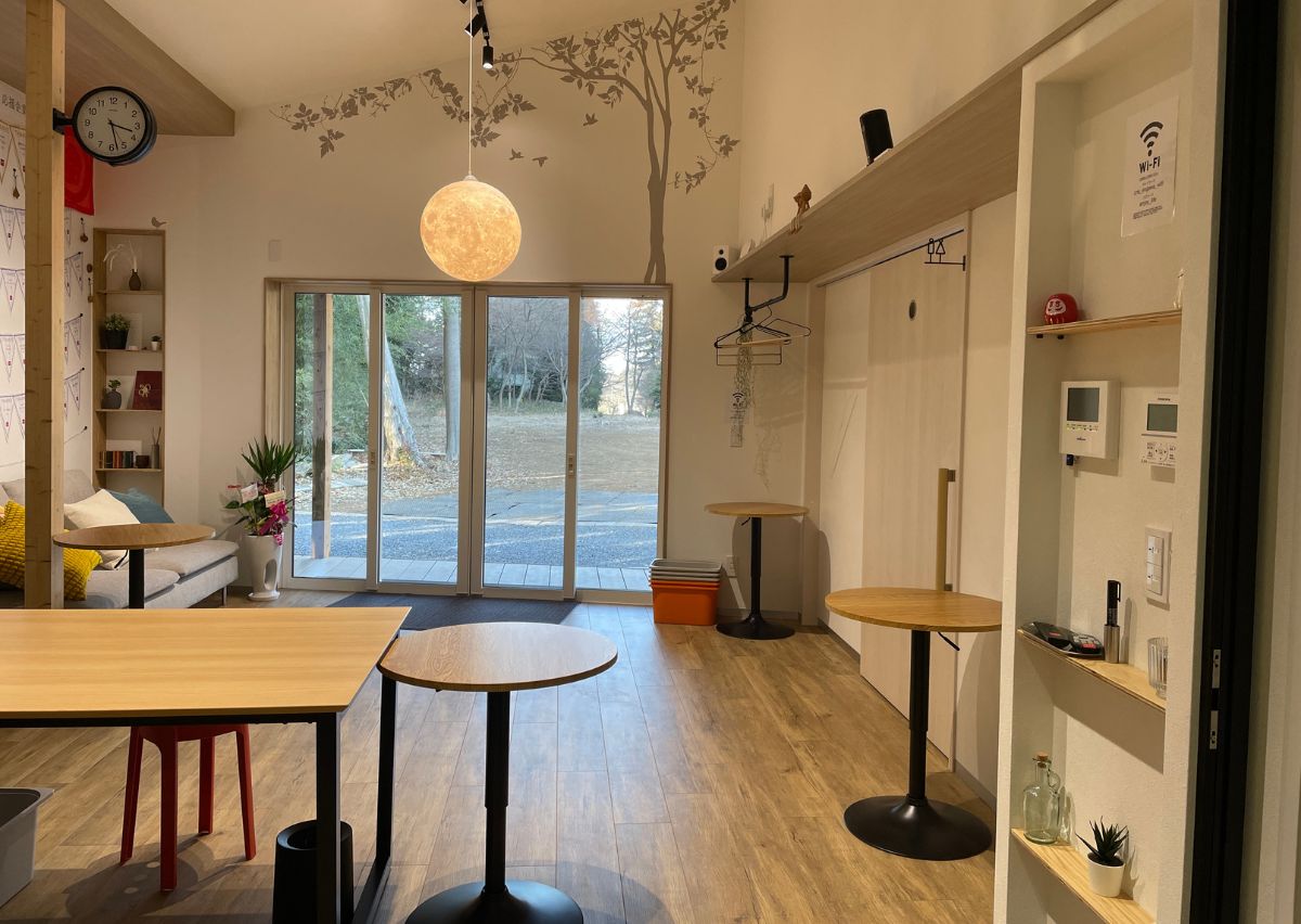 AFTER｜断熱材と新窓で冬も暖か。収納を解体し部屋を拡張、ふらりと立ち寄り相談できる明るい空間に。