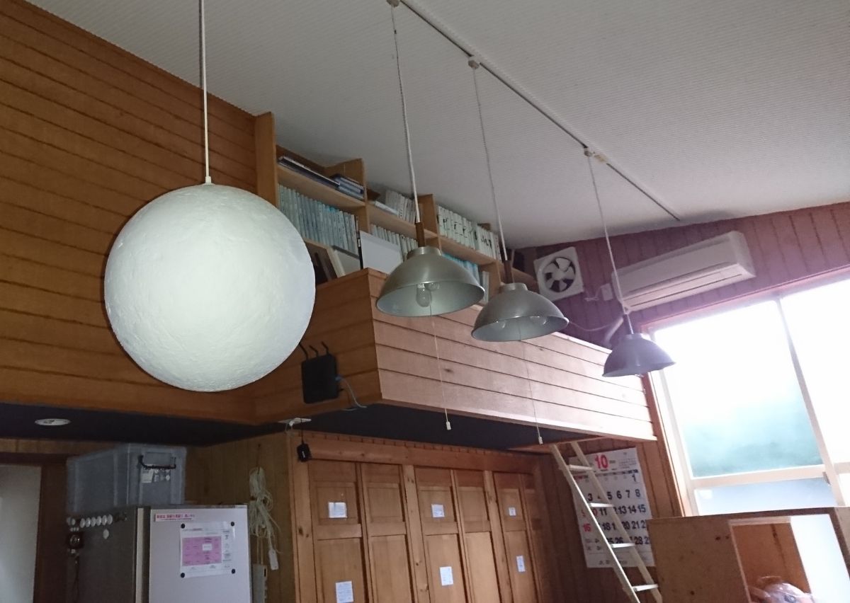 ロフト BEFORE｜以前のロフトは書類棚があるのみ。ハシゴでの上り下りも少し大変な状態でした。