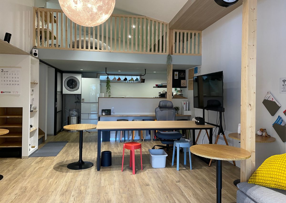 ロフト AFTER｜ロフトを広げキッズスペースに。「えんがわラウンジ」から子どもの様子も見られます。