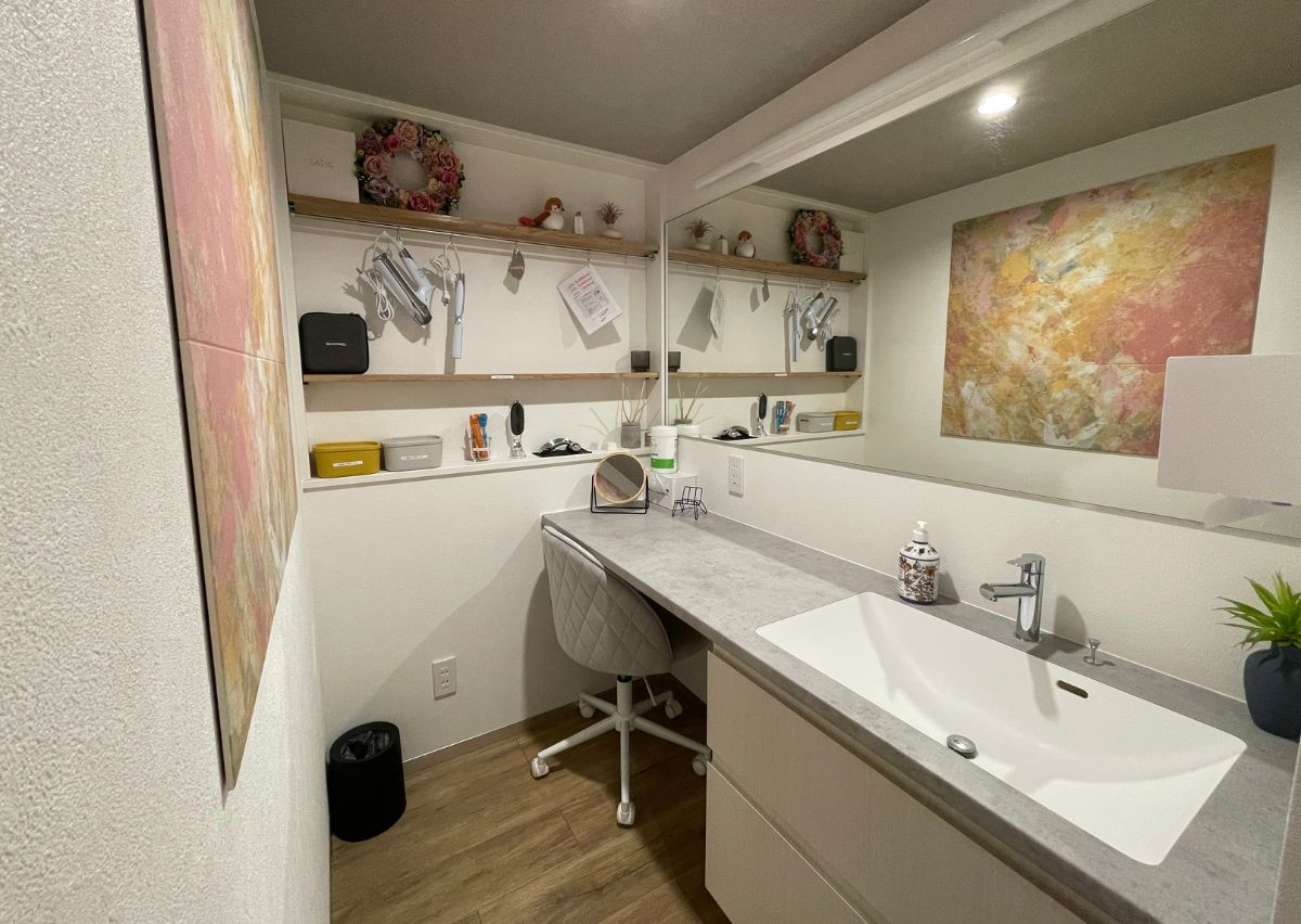 大きな鏡の造作風洗面台。エコカラットで快適なパウダールームに。ReFaの美顔器なども体験できます。