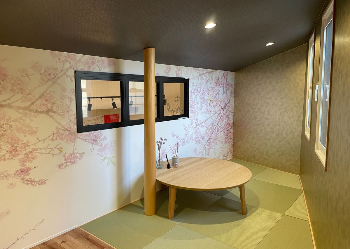 桜柄と金の壁紙が美しいお座敷。ご契約等に使う特別な空間で、室内窓から1階ラウンジを見下ろせます。