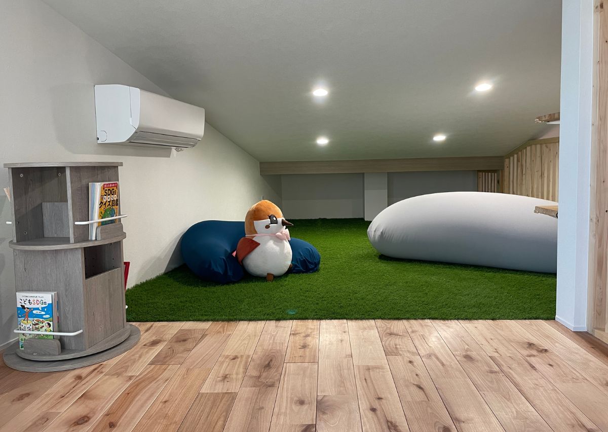 ロフトを拡張したキッズスペース。低い天井が子どもには秘密基地！人工芝でゴロゴロ寝転べます。