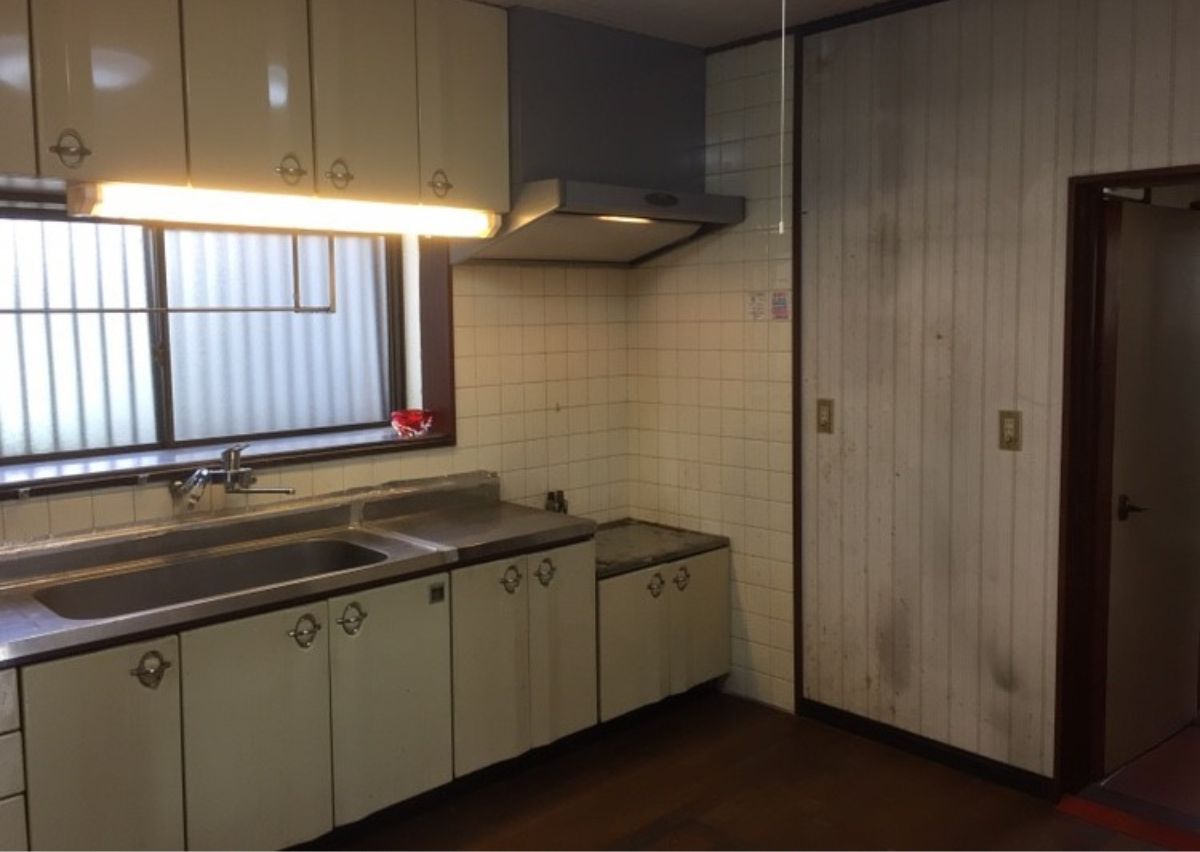 キッチン BEFORE｜家電や食器棚の配置が難しかった壁付けキッチン。家事動線改善のため、配置変更を決定。