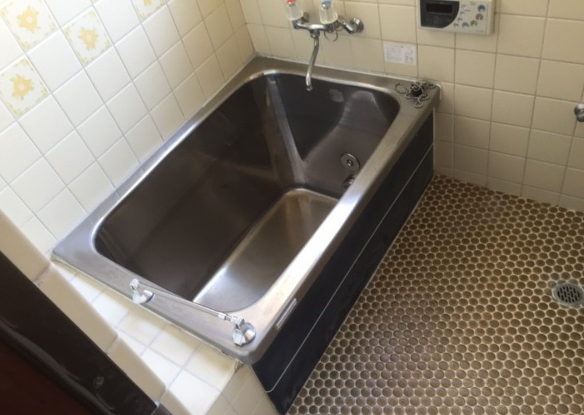 浴室 BEFORE｜タイル床とステンレス浴槽で冬は寒く、ヒートショックも心配。狭くて足も伸ばせず。