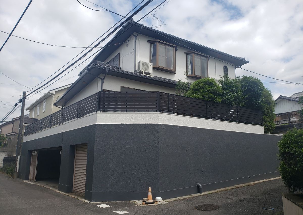 外観 AFTER｜軒裏や雨樋をグレーに。幅広の横格子フェンスも採用し、モダンな和風の印象にイメージ一新。