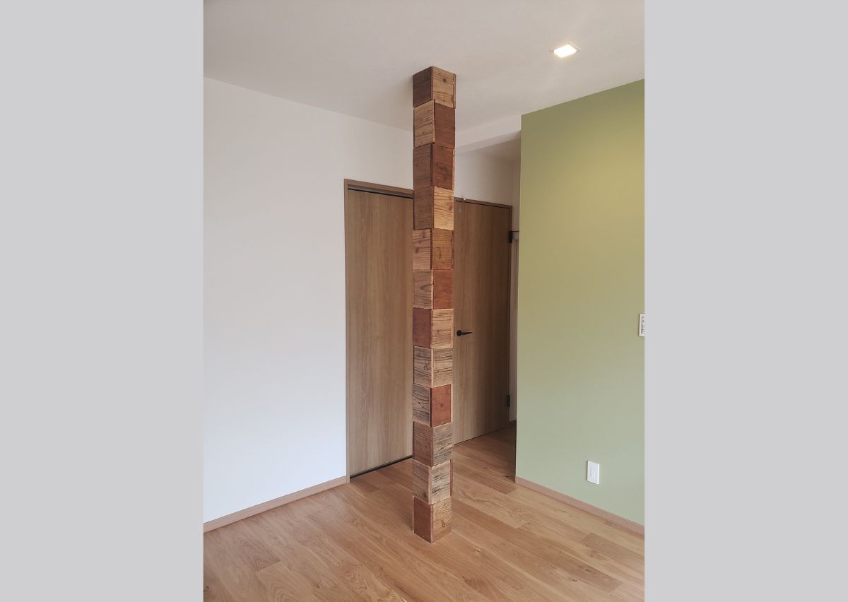 抜けなかった柱を古木でDIYしたオリジナルの柱。色の変化も楽しめ、レトロな雰囲気のアクセントに。