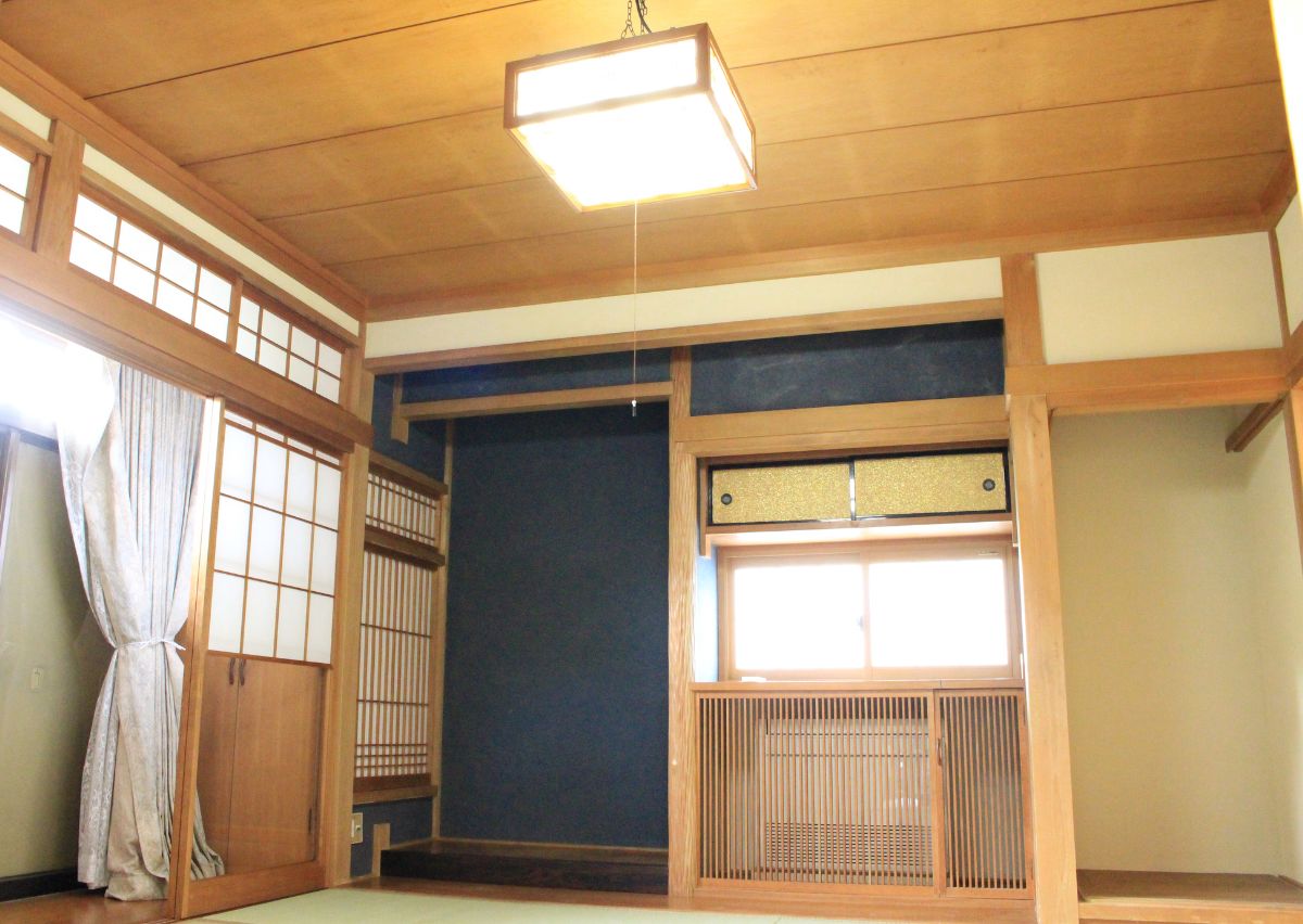 レトロな和室をそのまま残し、畳などを刷新。縁側ではひなたぼっこや、お子さまが遊ぶ憩いの場に。