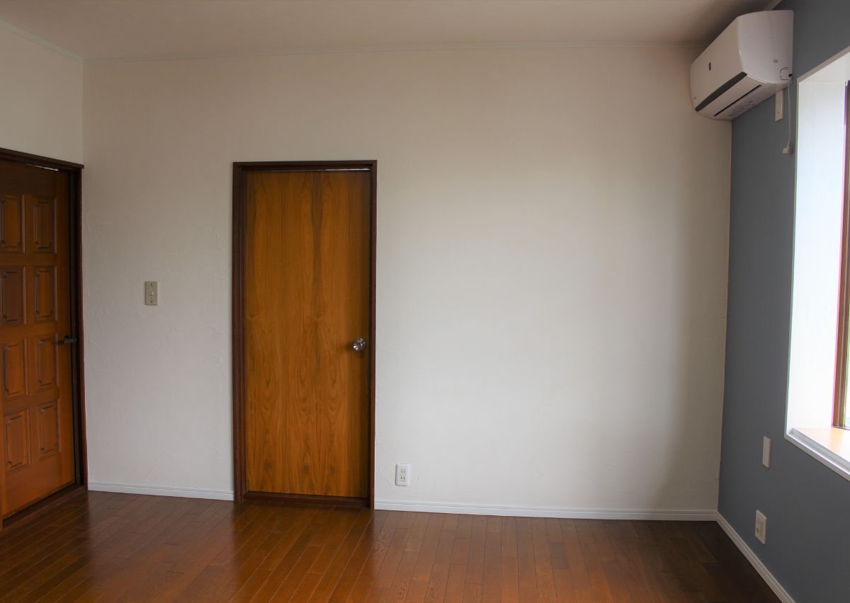 お客さまがDIYで珪藻土を塗った2階の洋室。既存の建具や床を活かし、エモく懐かしい雰囲気に。