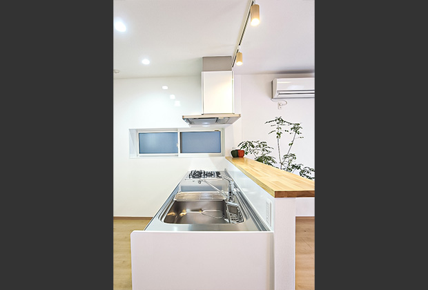 キッチンafter：お手入れ楽なステンレスキャビネットと、家事室や洗面室にも行ける間取りで家事らくに。