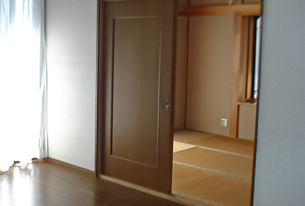 リビングbefore：リフォーム前は和室が遊び場。扉と壁で遮られて子供の様子が見にくいです。