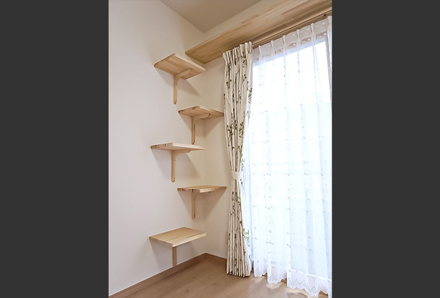 大工さんオリジナルのキャットウォーク。無垢のパイン材を使用しナチュラルなインテリアにもマッチ。