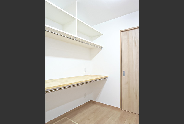 キッチンと洗面室の間に3畳の通り抜けられるパントリー。家電やストックを置いたり便利に活用できます。