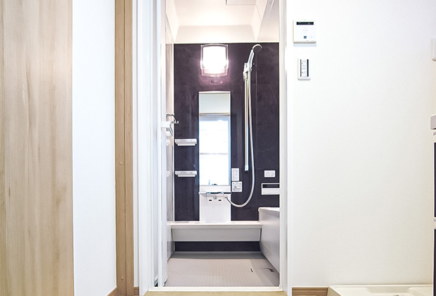 ボタン1つで掃除からお湯はりまでしてくれるお風呂で、キッチンにいながらお風呂掃除もラクラクです。