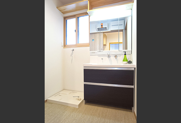 内窓と暖房器具を設置して湯上りポカポカな洗面室。滑りにくい織物調フロアでお子さまも安心。