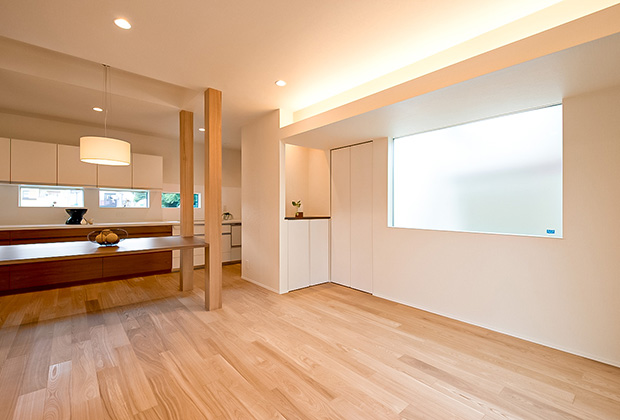 大きな窓でとっても明るいリビング。天井の間接照明でさらに優しくおしゃれにリビングを照らしてくれます。