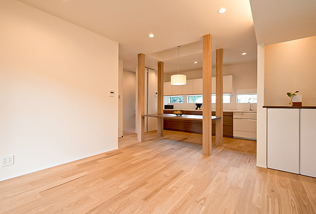 LDK after：間仕切り壁を取り払い明るいLDKに。柱を利用した造作ダイニングテーブルは大工さんの自信作。