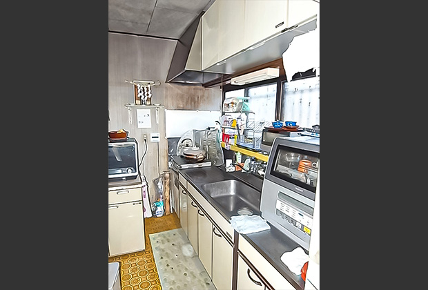 キッチンbefore：家電の置場所もなく、物があふれやすい状態に。ダイニングへの配膳も手間でした。