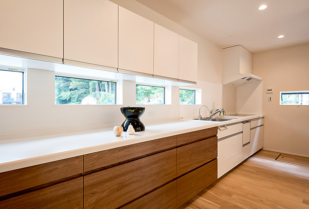 キッチンafter：キッチンの横に造作の収納を設け収納力がUP。窓からはお庭のバラを眺めることができます。