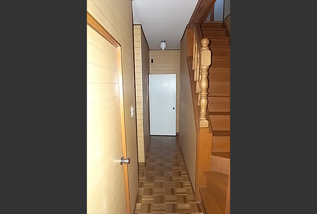 廊下before：昭和な雰囲気の床と木の壁に囲まれた廊下。光が入りにくく、暗くて圧迫感もありました。