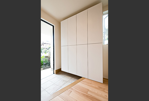 取っ手レスで真っ白な扉のスタイリッシュな玄関収納には、靴を72足も収納でき玄関もスッキリ片付きます。