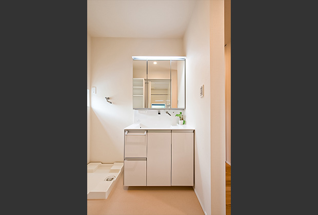 洗面台はパナソニックのウツクシーズ。水アカをはじく洗面ボウルと汚れにくい排水口でお掃除もラクラク。