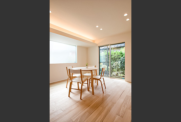 大きなスリムフレームの窓からの光と、おしゃれな間接照明の光に包まれた癒しのリビング空間。