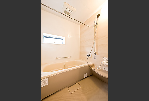 タイルの床・壁にステンレス浴槽の寒い浴室から、浴槽・床・壁に断熱材が入った暖かい浴室に変わりました。