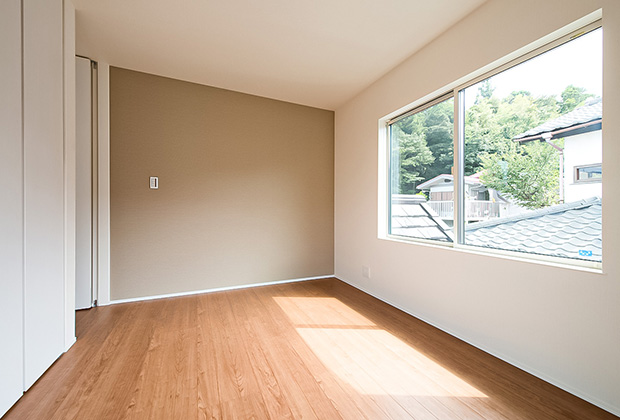 窓はすべて、スリムフレームの樹脂複合ペアガラスサッシに交換。エアコンの効きもよくなり、夏も冬も快適に。