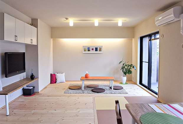 和室がなくなった代わりに、2畳のフラットな和コーナーを設置。キッチンからも見えるのでお子さまの遊び場にも。